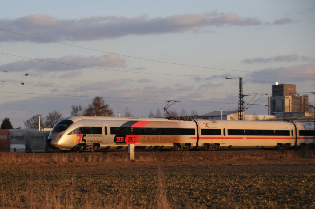 Auch der zweite Endkopf trgt die  Jubilumswerbung . Hoffen wir, dass er smtliche Bundeslnder bereist... Fahren wird er mit dieser Auenhautveredelung bis Ende des Jahres. (415 022, Gersthofen, 05.03.2010). 