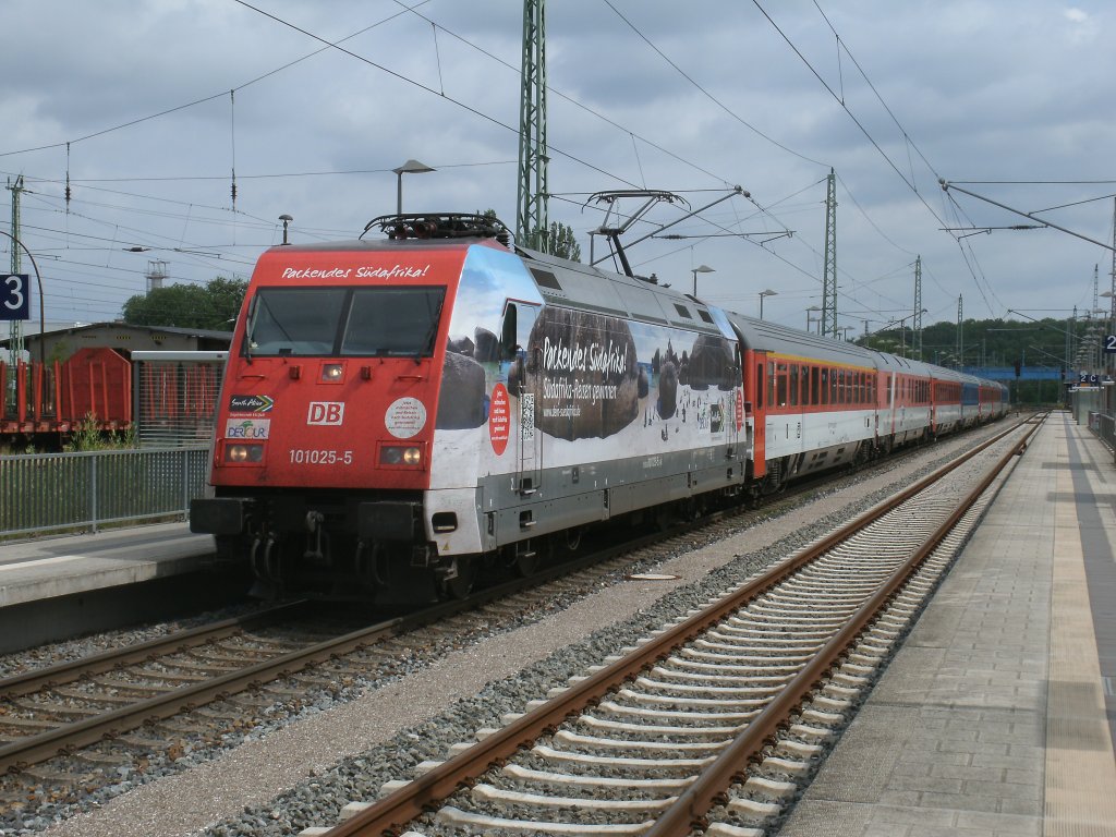 Auch,die f�r Reisen nach S�dafrika werbende,101 025 kam auch schon nach R�gen.Am 01.Juli 2012 hielt Sie mit dem bunten EC 378 Binz-Brno in Bergen/R�gen.