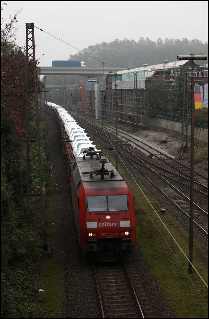 AUDI-Express in Modellbahnlnge... 152 087 (9180 6152 087-3 D-DB) hat es mit den 10 Waggons am Haken nicht schwer durch das Ruhrgebiet nach Osnabrck Rbf zufahren. (12.10.2010)