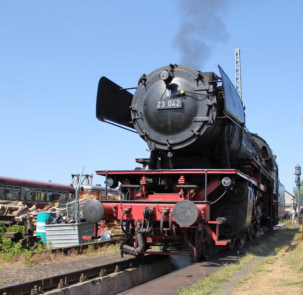 Auf der 23 042 konnte man an den Bahnwelttagen 2011 in Darmstadt-Kranichstein am 02.06.2011 Fhrerstandsmitfahrten machen.