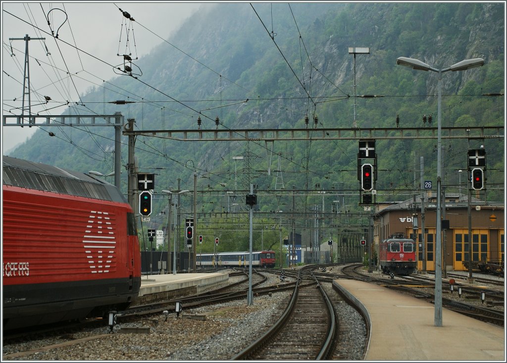 Auf Ablenkung stehen die Weichen und somit wird, dem Gesetz genge getan, der erste Zug via Bergstrecke umgeleitet.
Brig, den 4. Mai 2013