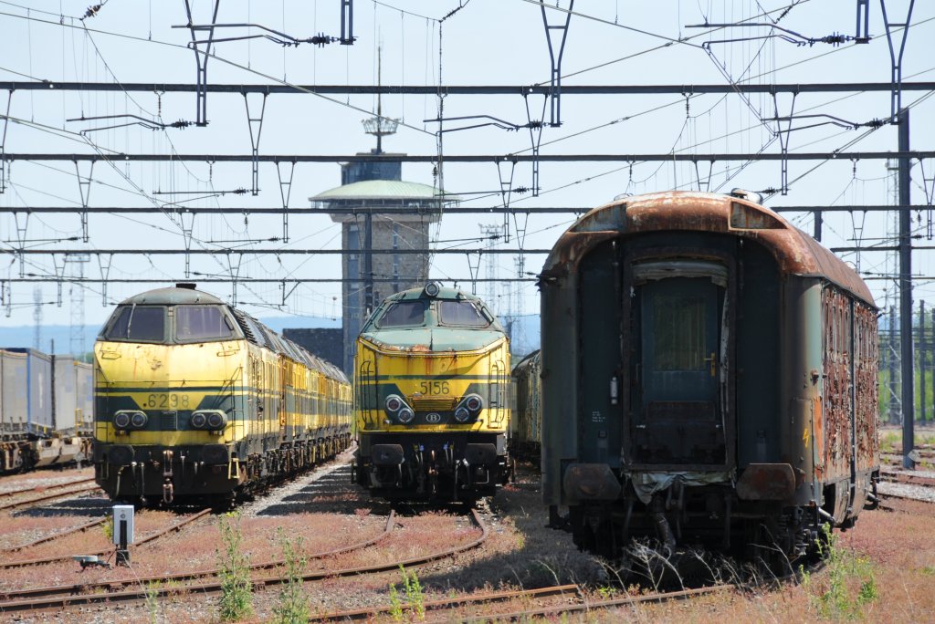 Auf den Abstellgleisen in Montzen ist offensichtlich umger�umt worden. Die alten Loks der 51er und 62er Serie stehen jetzt nicht mehr hintereinander auf einem Gleis, sondern auf zwei Gleise verteilt nebeneinander, und die alten Wagen stehen jetzt stattdessen auf einem Gleis. Vielleicht tut sich bald dort etwas. Aufgenommen am 28/05/2011.