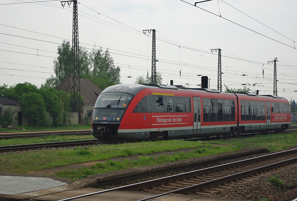 Auf Abwegen: 642 528 mit dem Ziel  Nicht einsteigen  bei der Durchfahrt durch Grokorbetha. Aufgenommen am 28.04.2011.