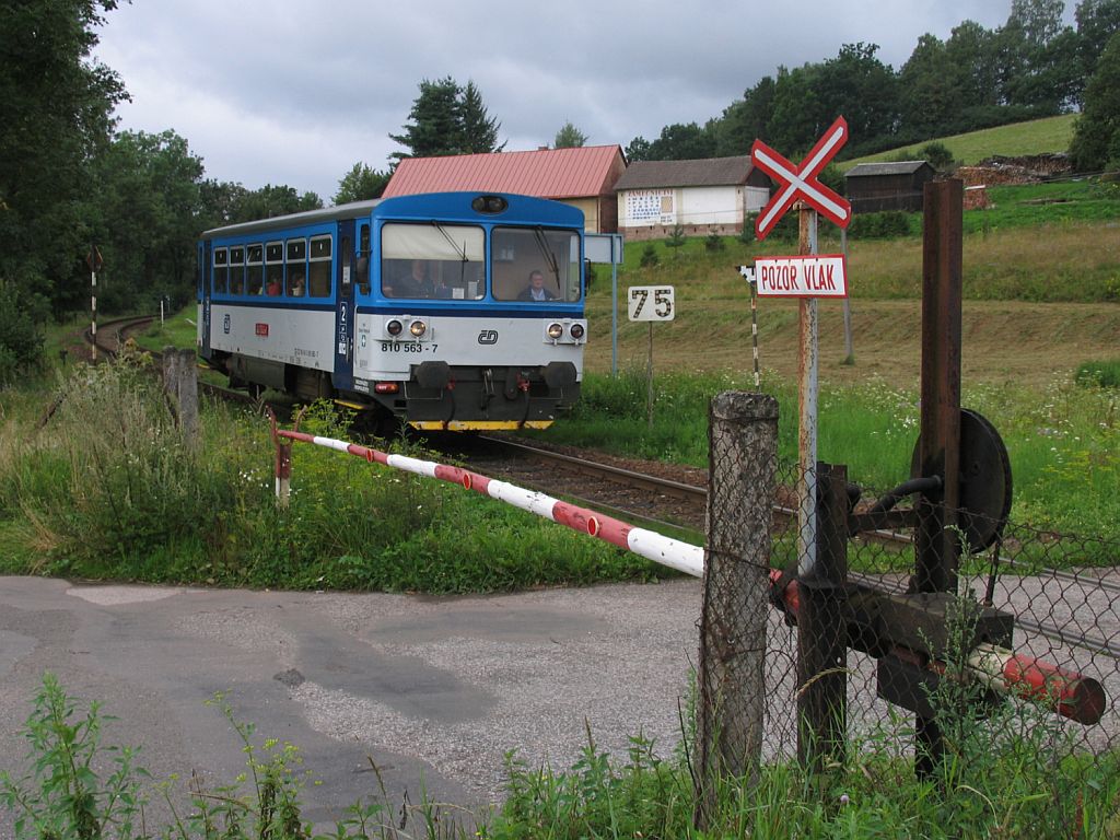 Auf die alte Bahnbergang war 810 563-7 mit Os 5739 Kunčice nad Labem-Trutnov Hlavn Ndra unterwegs bei Pilnikov am 10-8-2011.