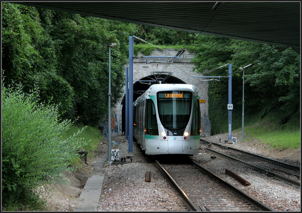 Auf alter Bahntrasse - 

Ein Zug aus La Défense erreicht gleich den Halt  Suresnes Longchamp . Die Bahnstrecke entstand 1889 wurde mit Stromschienen elektrifiziert. 1993 verkehrte der letzte SNCF-Stromschienenzug. Anschließend wurde die Strecke für den Straßenbahnbetrieb umgebaut und am 02.07.1997 wiedereröffnet. 

20.07.2012 (M)