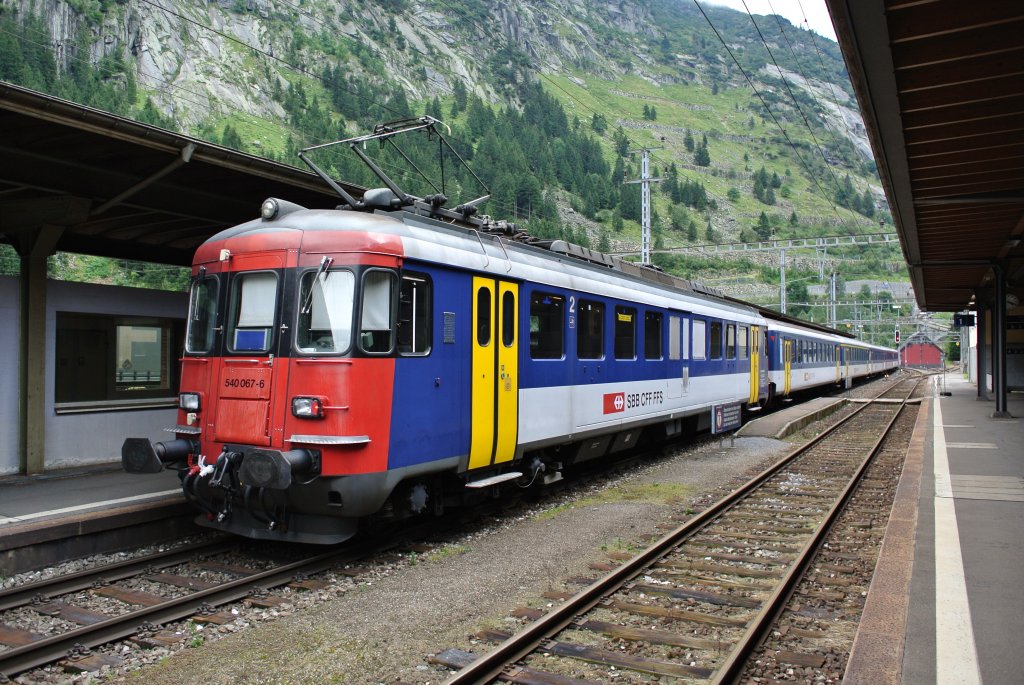 Auf der anderen Seite des Entlastungszuges 30188 ist der RBe 540 067-6. In ca. einer halben Stunde fhrt dieser Pendel in Richtung Zrich, 02.09.2012.