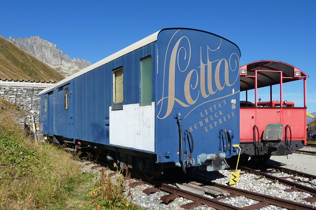 Auf der anderen Seite des Furka-Tunnels, hier ist ein alter Wagen abgestellt (Furka, 2.10.11)
