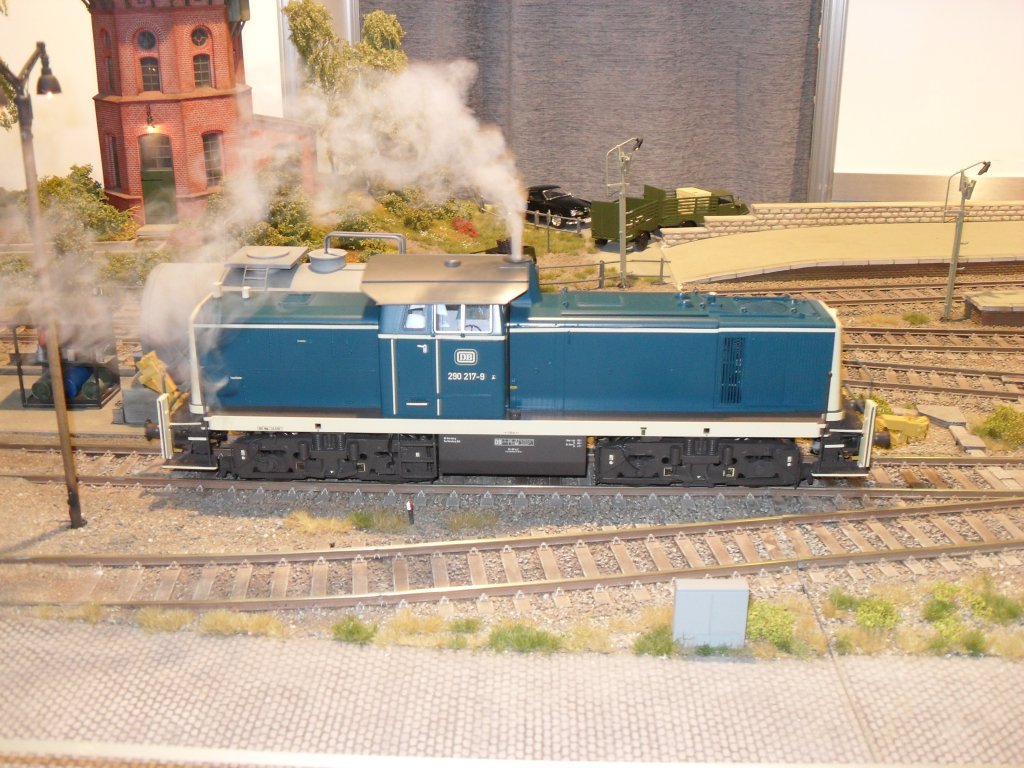 Auf dieser Anlage machten selbst die Diesellokomotiven Rauch wie eine Dampflokomotive!Hier die 290 217-9 von KM1 auf der KM1-Anlage bei der Inter-Modellbau Dortmund 2010.