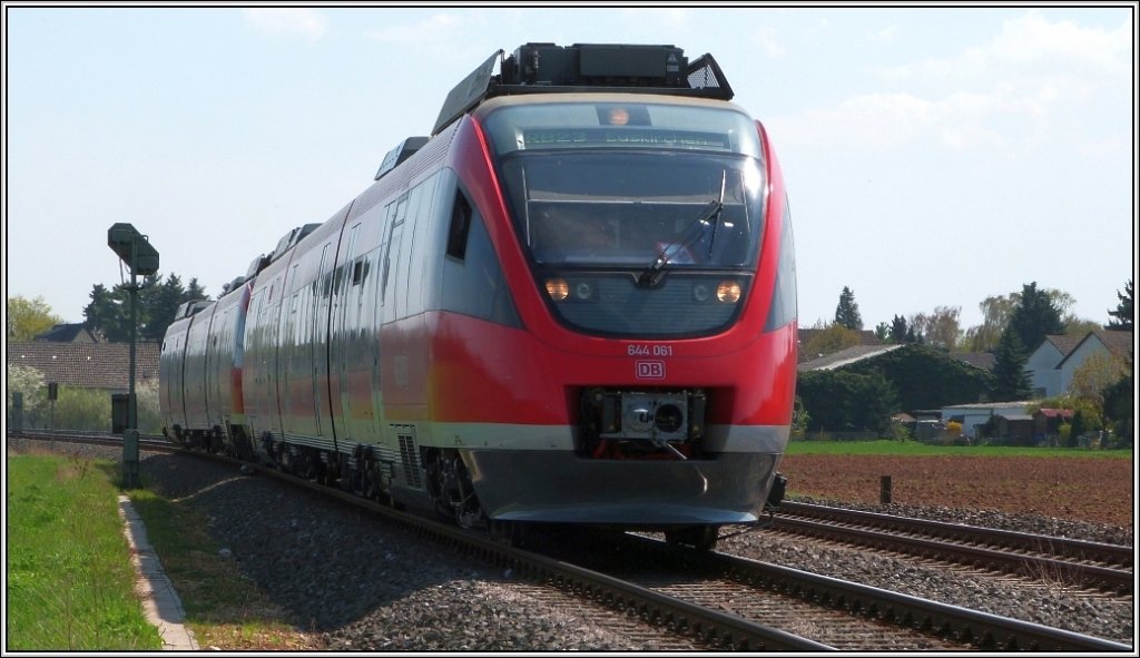 Auf Augenhhe mit der 644 061. Die Voreifelbahn (RB 23) kurz vor ihrem Ziel Euskirchen. Bildlich festgehalten im April 2013.