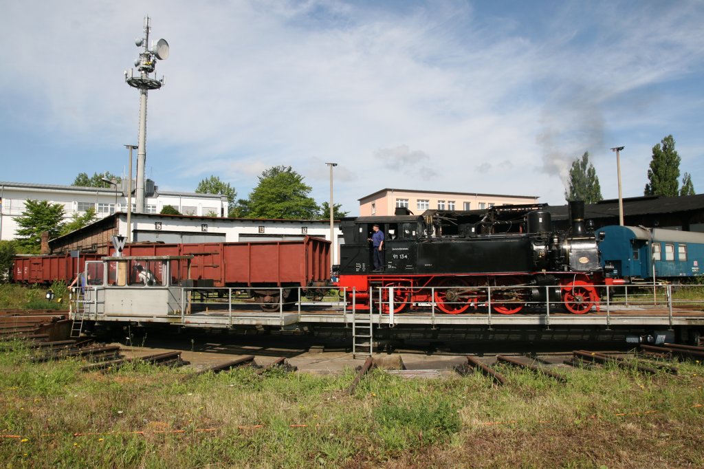 Auf einer Ausstellung im Eisenbahn und Technikmuseum Schwerin BR 91 134 mit einem Gterwagen  aufder Drehscheibe am 13.07.2009