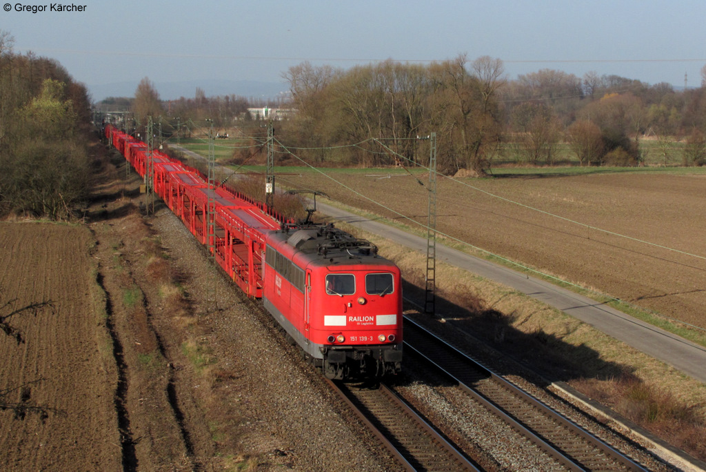 Auf der Baden-Kurpfalz-Bahn sind Gterzge zur Tageszeit aufgrund des hohen Verkehrsaufkommens von S-Bahnen und ICs eher selten anzutreffen. Doch am 16.03.2012 fand die 151 139-3 mit einem leeren Autotransportzug den Weg auf die KBS 701 und konnte bei Bad Schnborn fotografiert werden.