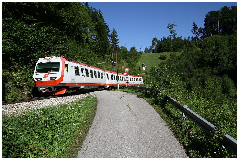 Auf der Bergstrecke kurz nach Winterbach, konnte ich den 4090 003 mit dem R 6802 von Mariazell nach St.Plten knipsen. 
1.8.2010