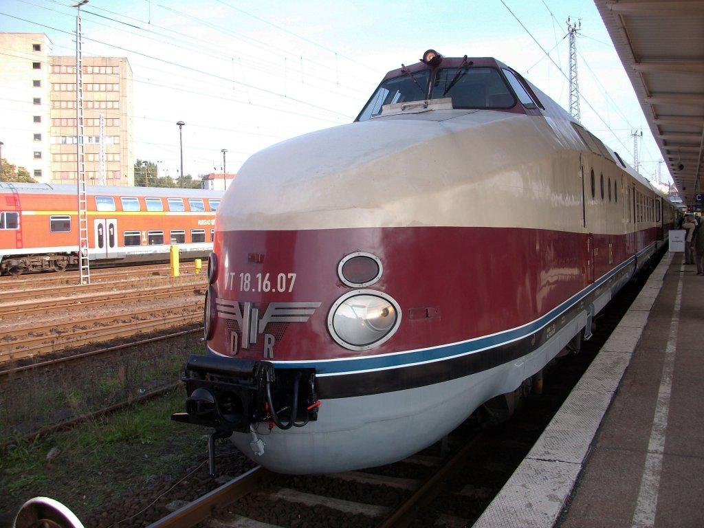 Auf der Berliner Fahrzeugausstellung in Berlin Lichtenberg am 02.und 03.Oktober 2010 durfte mein Lieblingszug nicht fehlen.Auf Grund der vielen Menschenmassen war es nur schwer m�glich den Zug wieder von Innen zubesichtigen.