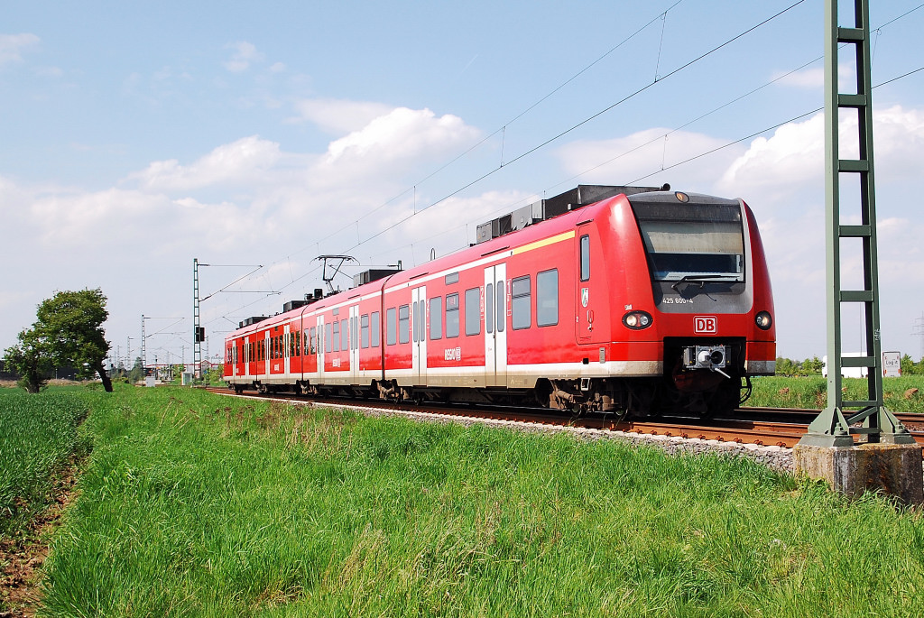 Auf Betriebsfahrt ist hier der 425 600-4 bei Allerheiligen in Richtung K�ln unterwegs am Freitag den 4.5.2012