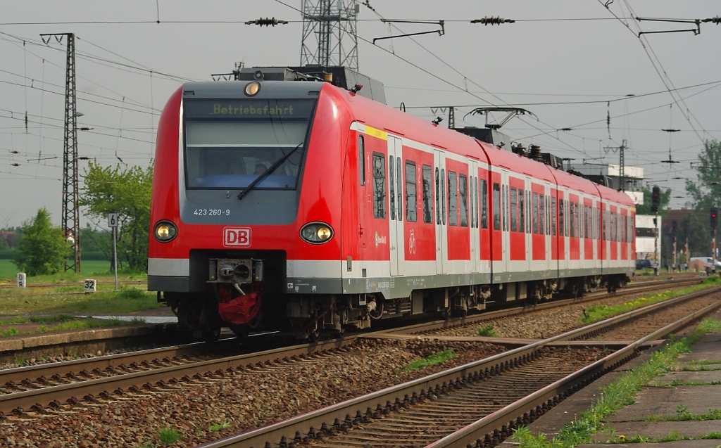 Auf  Betriebsfahrt  kam am 28.04.2011 der 423 260-9 in Richtung Halle/Leipzig durch Grokorbetha.