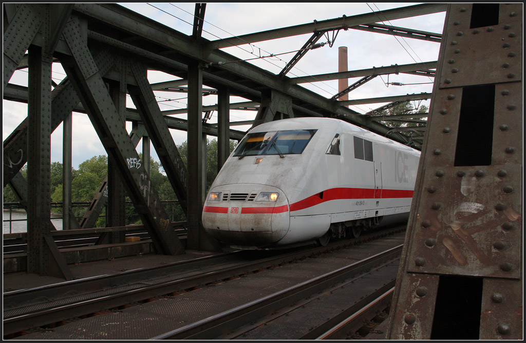 Auf der Brücke - 

ICE 1 auf der Main-Neckar-Brücke in Frankfurt, Fahrtrichtung Fulda - Kassel. 

12.07.2012 (M)