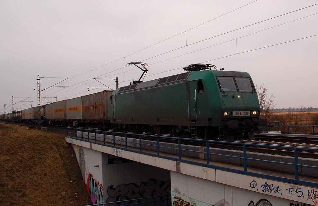 Auf der Brcke der K33 bei Allerheiligen ist die 145-CL 005 mit einem Containerzug abgelichtet. 3.3.2012