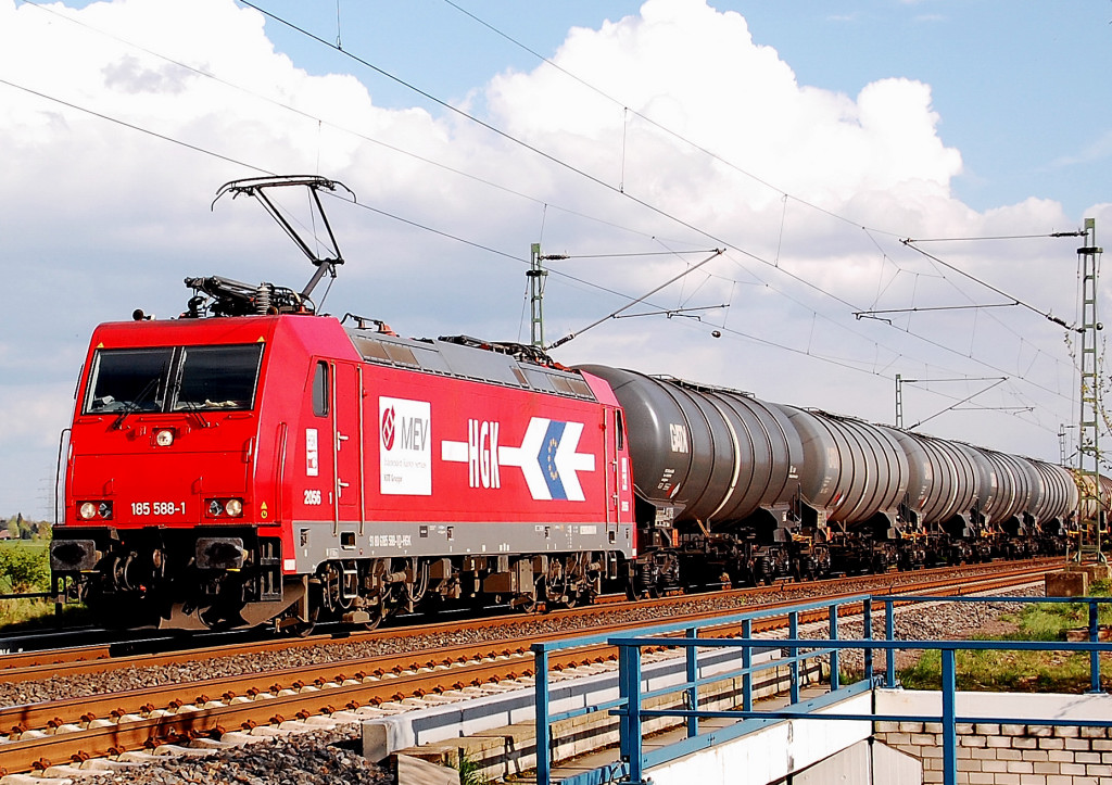 Auf der Brcke ber die K 33 bei Allerheiligen ist hier die HGK 2056 alias 185 588-1 mit einem Kesselwagenzug in Richtung Neuss unterwegs. 20.4.2012