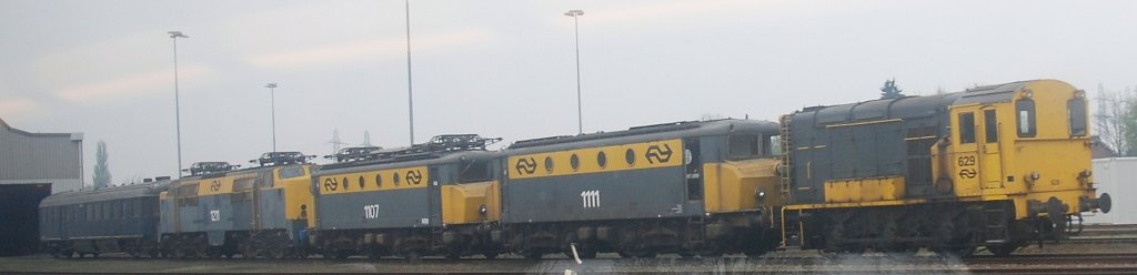 Auf Bw Blerick entsteht ein Historisch bild mit NS 1211, 1107, 1111 und 629 am 12. 04 2009.

