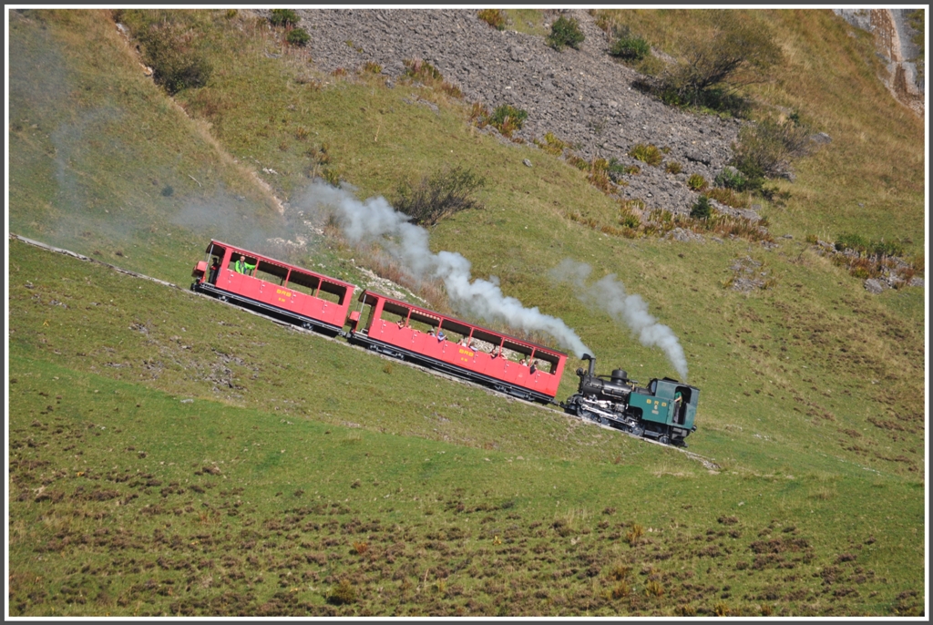 Auf der Chemad bei Mittler Stafel ist es besonders steil und Lok 6 bremst langsam B16 und B26 talwrts. (01.10.2011)