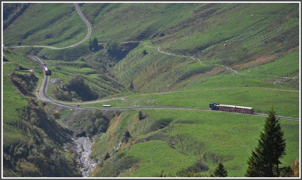 Auf der Chemad beim Mittler Stafel folgt Dampflok 16 der Diesellok 9 talwrts. (01.10.2011)