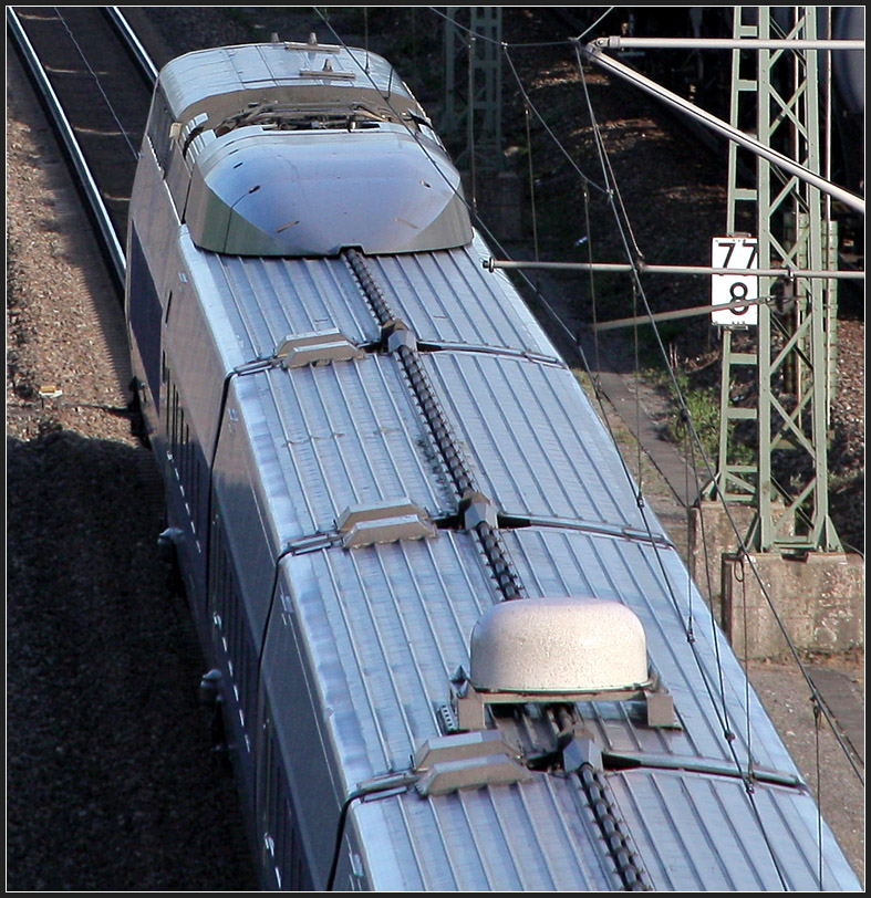 Auf das Dach geschaut - 

Gar nicht uninteressant dieser Blick von oben auf einen TGV. Vaihingen Enz am 

08.05.2011 (M) 