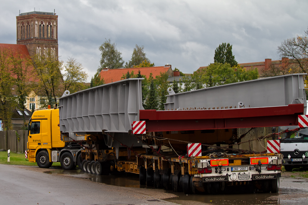 Auf dem  Anklamer Hafengelnde ist die neue Eisenbahnklappbrcke (Teil 2) fr die Peene Querung angekommen. - 05.10.2012