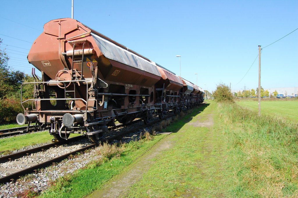 Auf dem Aussengelnde, dem ehemaligen bergabebahnhof des Edelstahlwerks in Krefeld stehen am Samstag den 9.10.2010 mehrer Schttgutwagen die mit Kalk beladen sind. Ihre Laufzettel besagen das sie in Flandersbach abgeholt wurden und hierher gebracht.