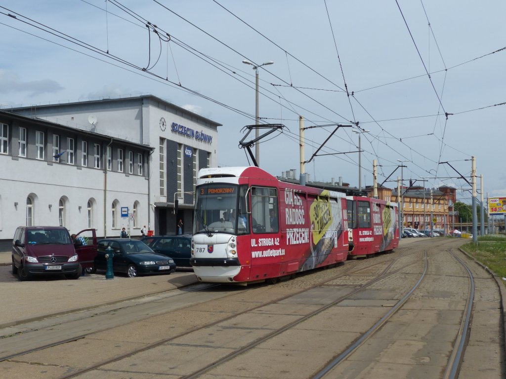 Auf dem Bahnhofsvorplatz von Szczecin Głwny halten die Straenbahnlinien 3 und 6. Fahrzeug 787 ist kurz nach der Jahrtausendwende (2000) entstanden, es handelt sich um ein von Konstal in Koproduktion mit Alstom gebautes Fahrzeug vom Typ 105N2k/2000. 12.5.2013, Stettin