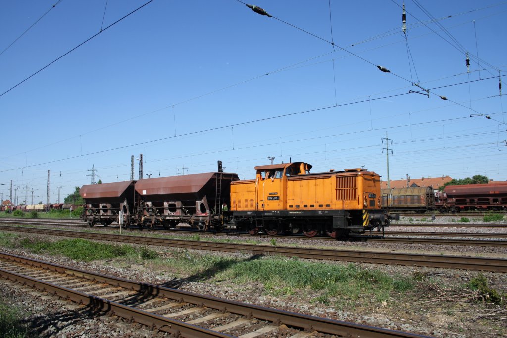 Auf dem Bahnsteig Eichenweiler in Magdeburg Rothensee ersphte ich 346 560 von CLR Barleben..  natrlich wieder Bilder gemacht von der schnen V60 am 9.5.2011