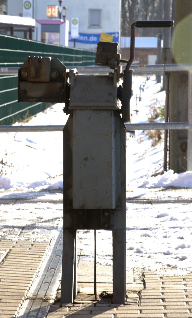 Auf dem Bahnsteig in Pulsnitz  steht dieser Kurbelbock, die Schranke am sdwestlichen Bahnhofsende wird von hier aus bediert.
06.02.2013  15:05 Uhr