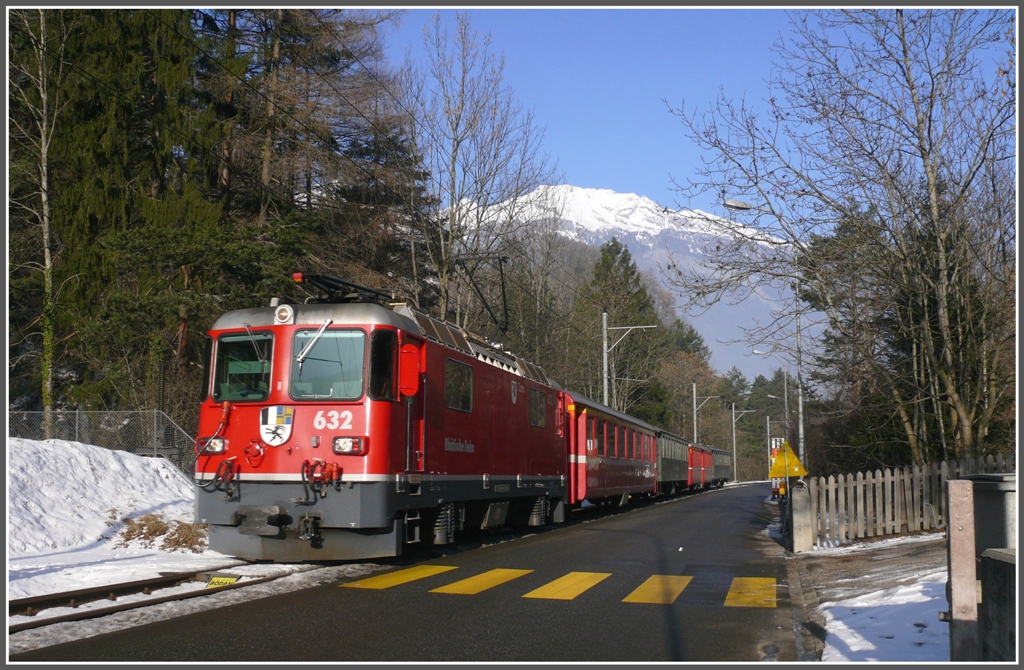 Auf dem Entlastungsskizug RE1427 wurden wegen Wagenmangels auch heute wieder zwei grne Dampfwagen eingesetzt (ohne Zuschlag)in denen man wie frher noch auf Holzbnken sitzt. Zuglok war Ge 4/4 II 632  Zizers  bei Sassal. (30.01.2011) 