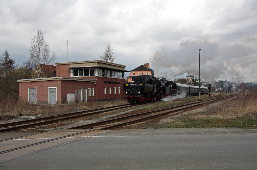 Auf dem ersten Teilstck bis Gera ging es mit Tender voran. Hier im Bild die Ausfahrt aus dem Bahnhof Krossen/Elster.
