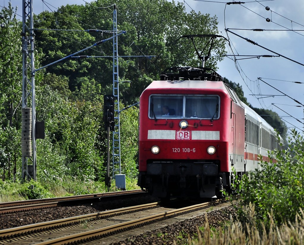 auf dem Gegengleis aus Richtung Greifswald kommt 120 108 mit ihrem IC nach Stralsund am 28.08.2010