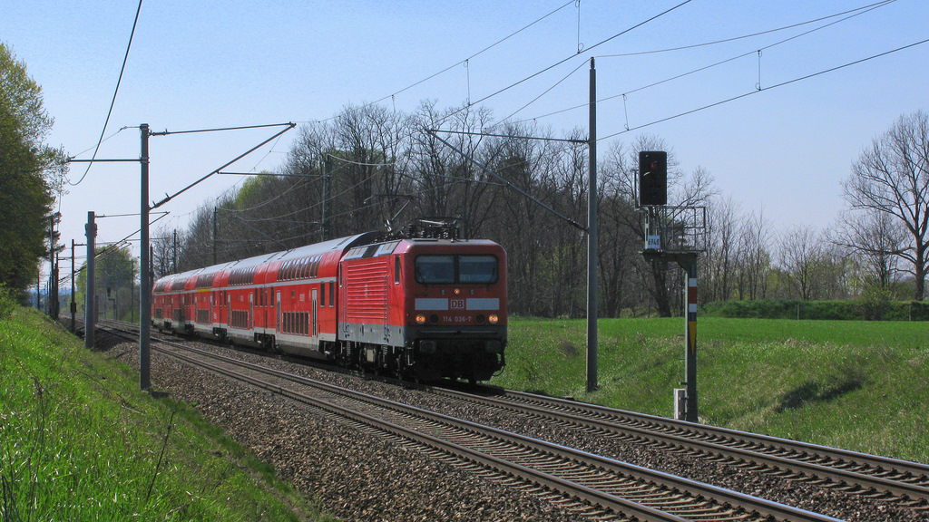 Auf dem Gegengleis zur berholung eines Erzzuges rauschte 114 036-7 mit ihrem RE 1 nach Frankfurt(Oder) an uns vorbei. 20.04.2011