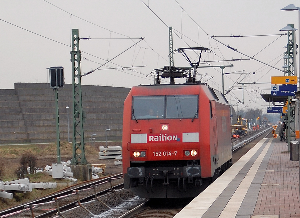Auf dem Gleis 1 des HP Allerheiligen kommt die 152 014-7 aus Neuss in Richtung Nievenheim gefahren. Wegen Bauarbeiten auf dem Richtungsgleis nach Kln findet nur eingeschrngter Betrieb auf der KBS 495 statt.26.2.2011