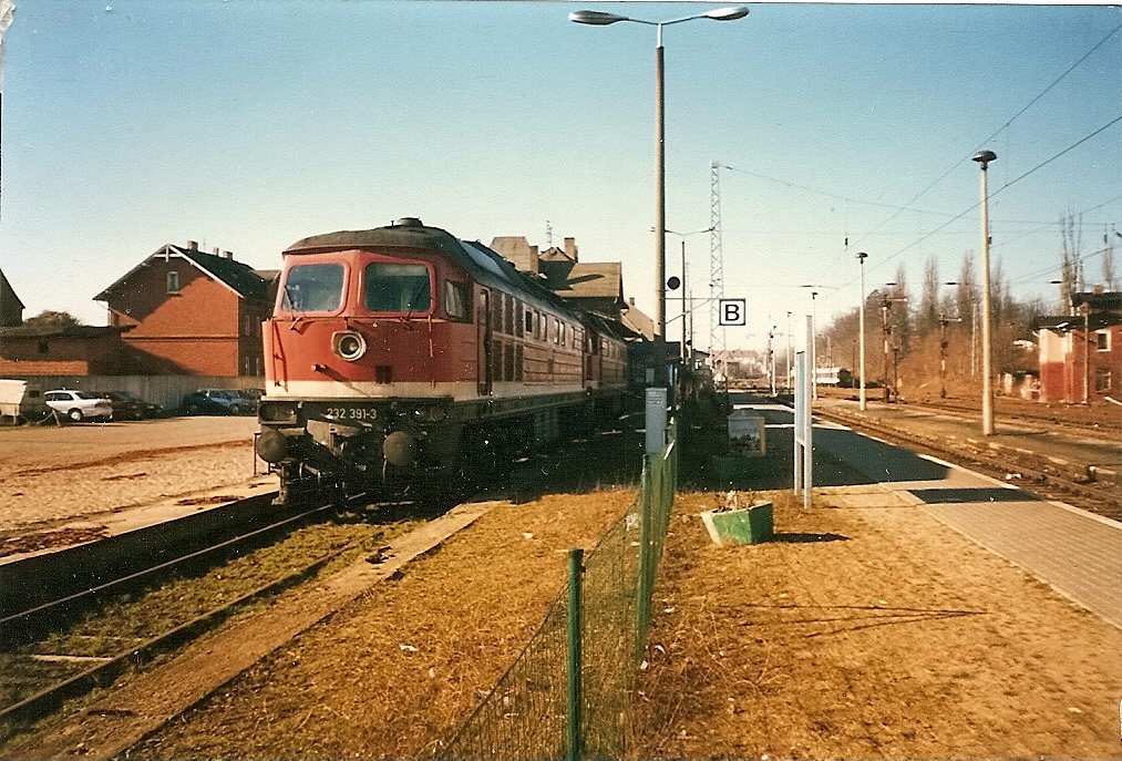 Auf dem Gterbodengleis in Sassnitz standen im Mrz 1997 gleich zwei Ludmilas.Zu sehen ist die 232 391 und dahinter die 232 596.