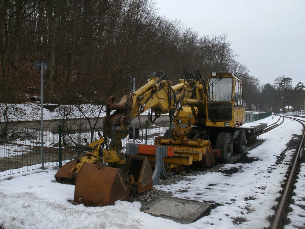Auf dem Ladegleis in Ghren stand,am 27.Februar 2013,Dieses Zweiwegefahrzeug.