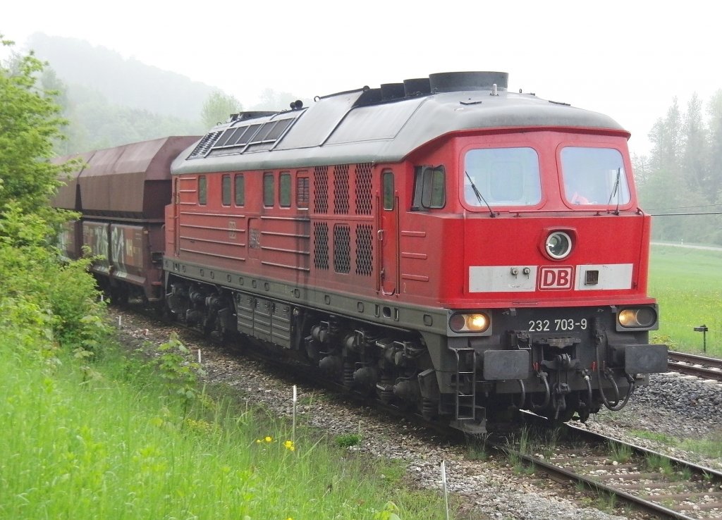 Auf dem Ladegleis in Roßberg zieht 232 703-9 Wagen für Wagen weiter, damit diese nacheinander mit Kies aus dem naheliegenden Kieswerk befüllt werden können (17.05.2013).
