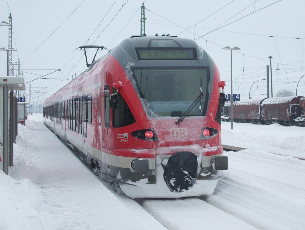 Auf dem linken Gleis verlie,am 31.Januar 2010,Flirt 429 030 als RE nach Stralsund,den Bahnhof von Bergen/Rgen.