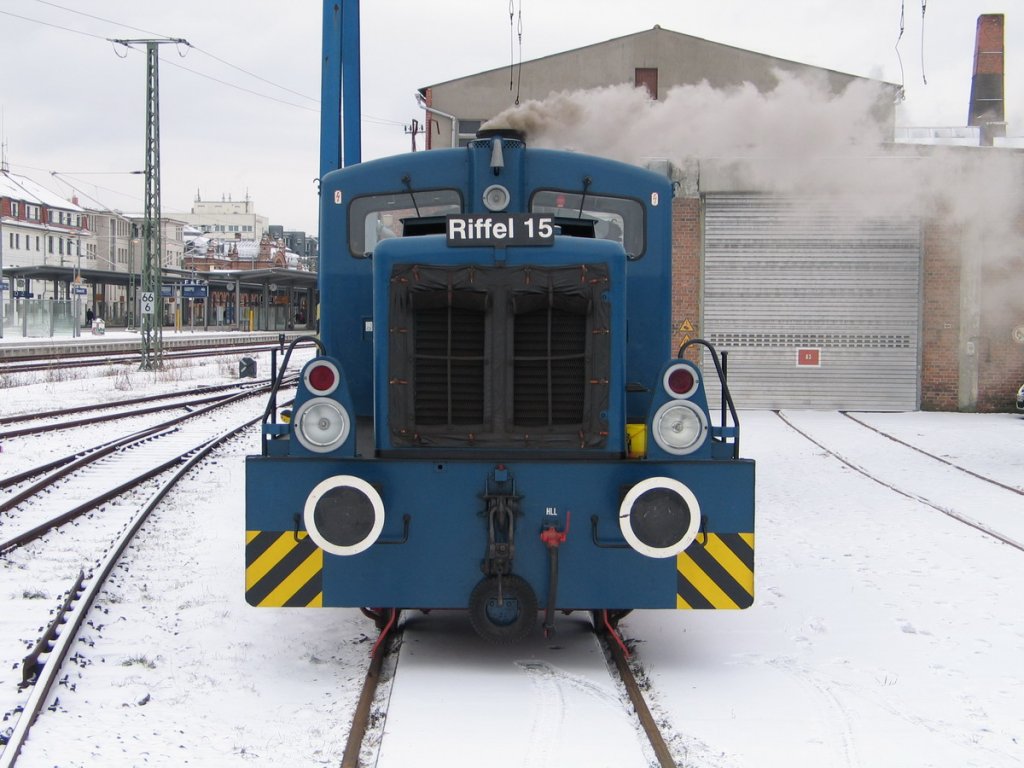 Auf dem Museeumsgelnde vom Bw Schwerin hat sich die Dampflok hinter Riffel 15 zum rauchen versteckt. 18.12.2009