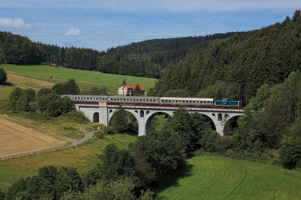 Auf dem Rhenaer Viadukt fhrt beim Streckenfest der Kurhessenbahn eine 212 mit Silberlingen, die hier ihren Namen noch verdienen