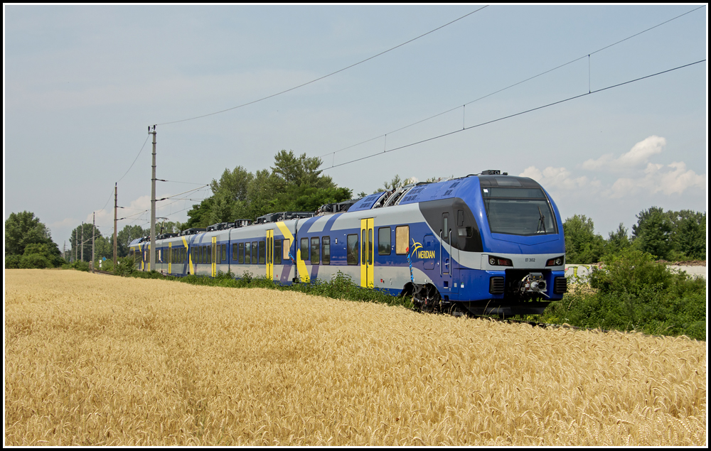 Auf dem Rckweg von Messfahrten am Semmering befand sich am 15. Juli 2013 das neuste Konstrukt der Firma Stadler, welcher in Zukunft fr Meridian verkehren wird.
Wenn wir uns ehrlich sind, werden die neu designten Triebfahrzeuge immer hsslicher. An andere Stelle habe ich es bereits erwhnt: Da lobe ich mir unseren schnen Altbau-Triebfahrzeuge!