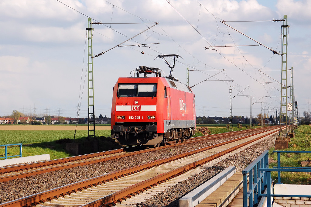 Auf dem Rckweg von Nievenheim zum Gterbahnhof Neuss ist bei Allerheiligen die 152 045-1 am Freitag den 20.2.2012 zusehen.