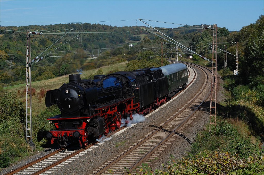 Auf dem Rckweg von den verkehrshistorischen Tagen in Gera nach Oberhausen ist hier 41 360 mit Doppeltender und Begleitwagen bei Altenbeken gen Paderborn unterwegs, 01.10.2012.