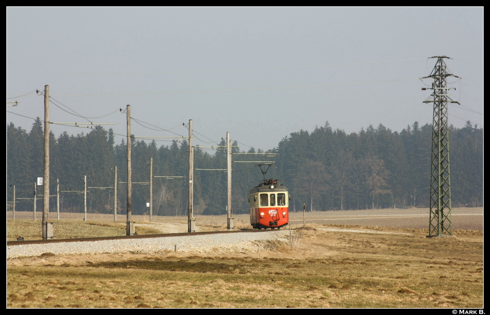 Auf dem Rckweg von Vcklamarkt fotografierte Ich 26 111 wieder bei Walchen. Aufgenommen am 05.03.11.