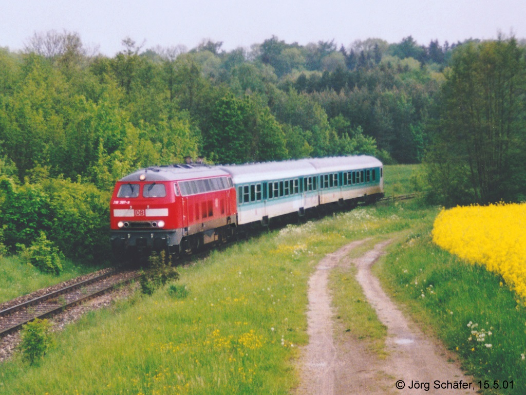 Auf dem Rckweg zog 218 387 ihre zwei modernisierten Bn-Wagen auf dem Weg nach Steinach an Strecken-km 2 vorbei.