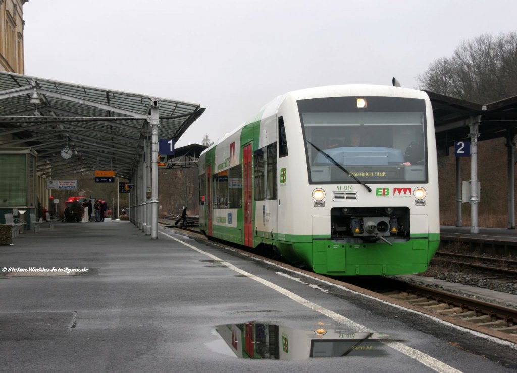 Auf dem sog. Kissinger Stern verkehrt seit einigen Jahren die EIB mit den 650er Tw ohne Regelpuffer/Kupplung. Am 18.02.2012 ist hier die Abfahrt von VT 014 aus dem Bahnhof Bad Kissingen zu sehen. Nachts hatte es wohl geregnet...