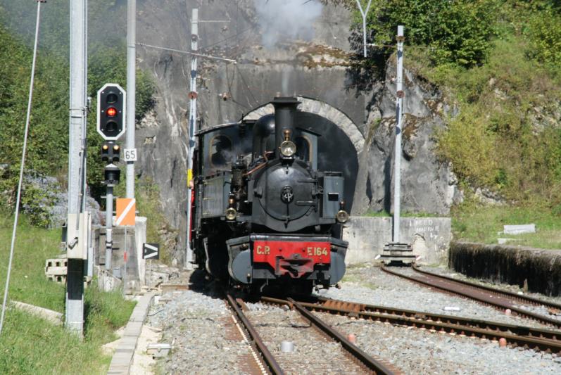 Auf dem Weg von Glovelier nach Saignelgier fhrt C.P. E 164 in den Bahnhof Bollement ein; 19.09.2010