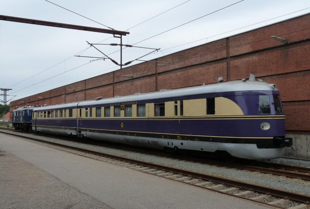 Auf dem Weg ins d�nische Eisenbahnmuseum in Odense, macht ein ehemaliger DRG Schnelltriebwagen am 20.08.2010 in Padborg Station.